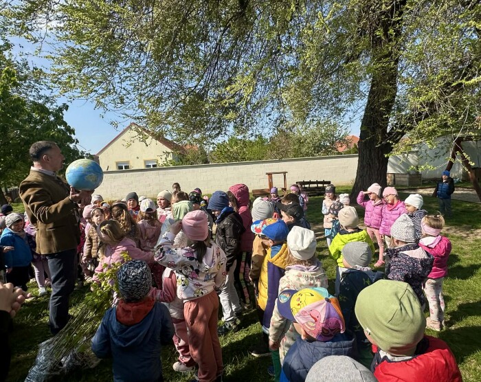 Csemetékkel a Földért: Apró kezek ültették a jövőt a Föld napján